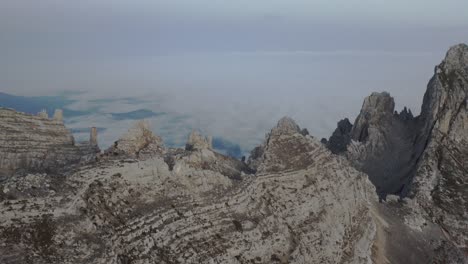 Filmische-Drohnenaufnahme,-Die-Abends-Die-Wunderschönen-Berge-Von-Torre-Di-Pisa-Mit-Tal-Umkreist---Südtirol,-Italien