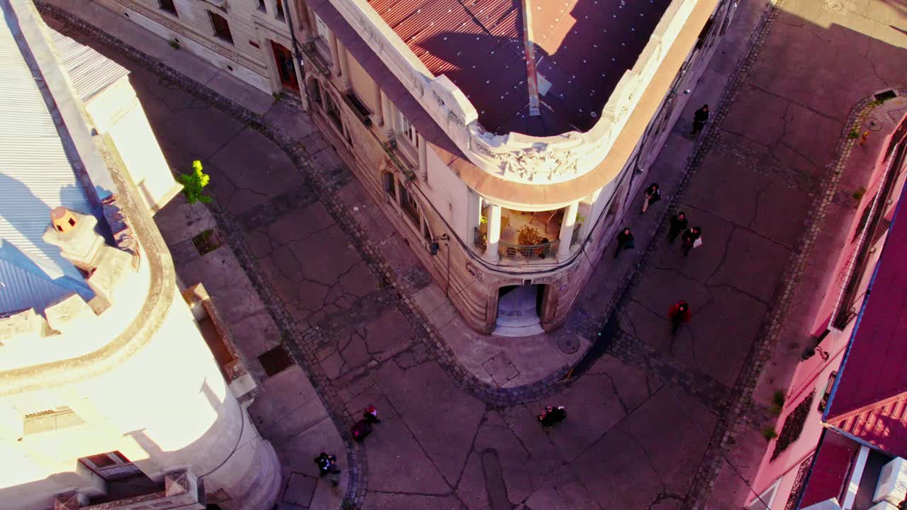 칠레 산티아고 의 콘차 이 토로 동네 에 있는 식민지 집 들 의 빈티지 모 ⁇ 이 거리 위 에 비행 하는 공중 드론