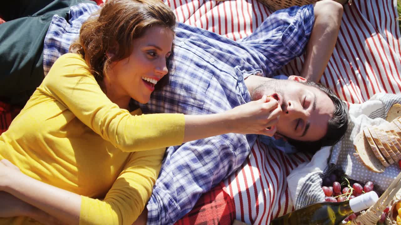 Coppia romantica che si rilassa in un uliveto 4k