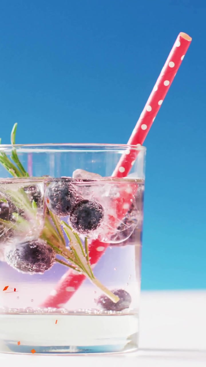 Animazione di coriandoli che cadono e un cocktail su sfondo blu