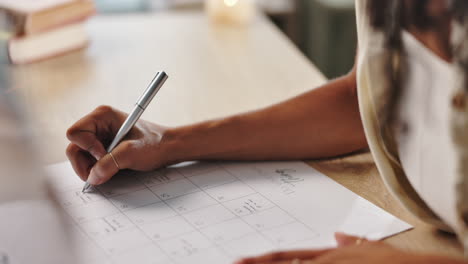persona que planea en un calendario