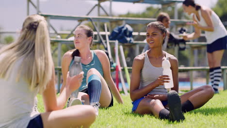 de jóvenes jugadoras de hockey deportivas en forma