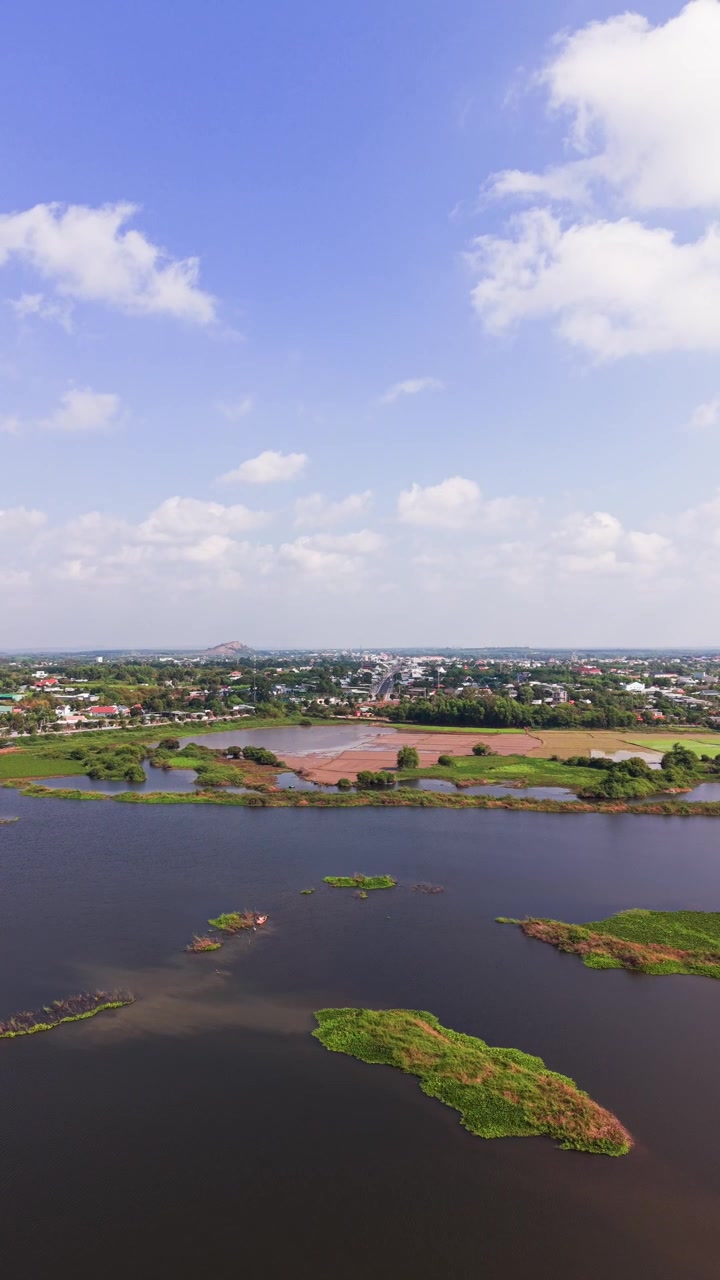 Ho Song Kinh a Vung Tau mostra il fiume e la terra da una vista verticale. Quest'area presenta macchie verdi e cieli sereni. Le persone possono vedere l'acqua e il paesaggio circostante