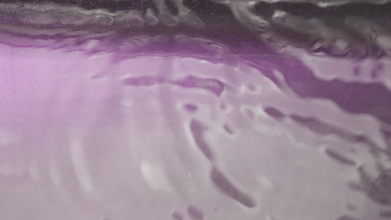 arte líquido abstracto con colores púrpura y blanco