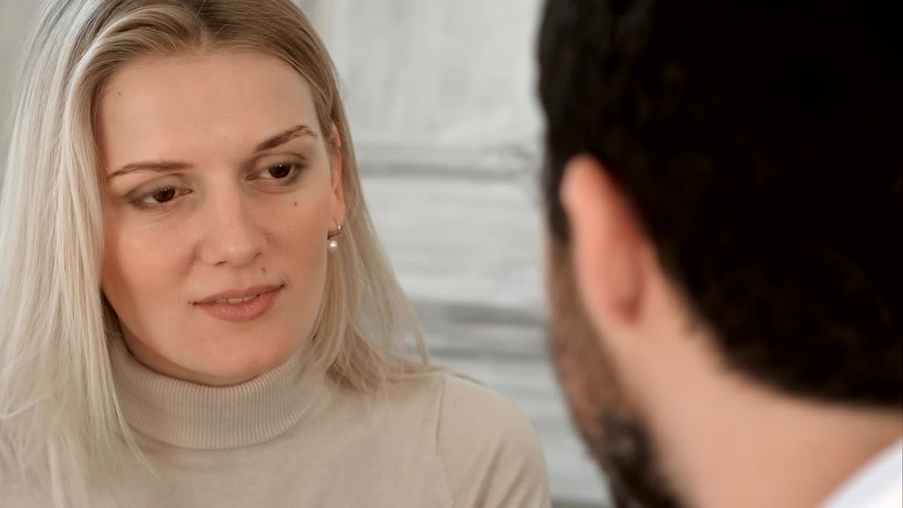 mujer en el consultorio del médico sonriendo con buenas noticias en una pantalla verde, llave de croma