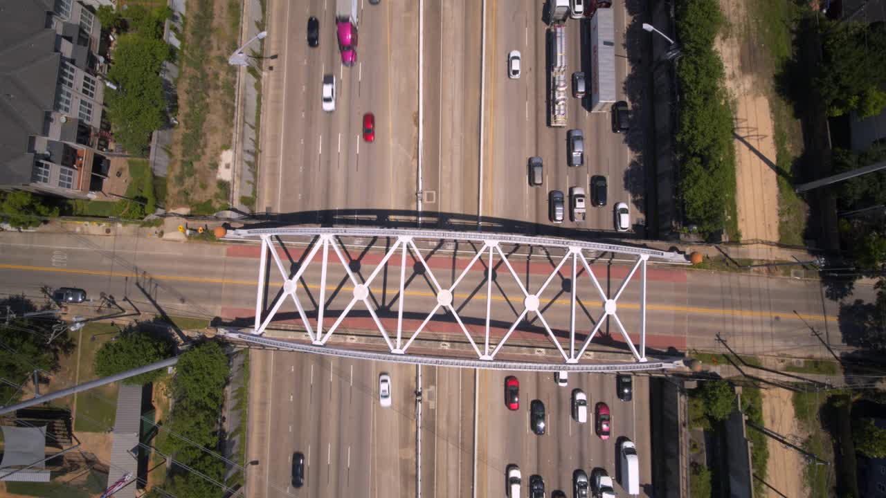 vista de pájaro del tráfico de automóviles en la autopista 59 sur en houston, texas