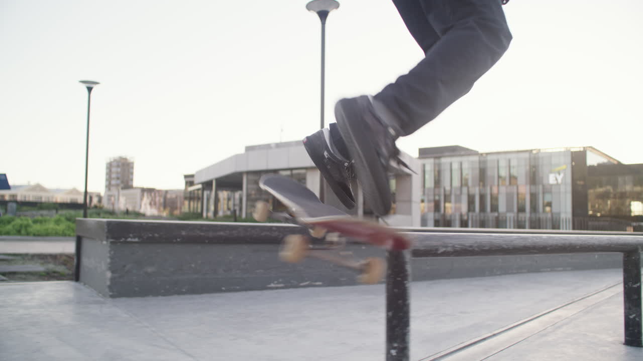 un joven patinando en un skatepark