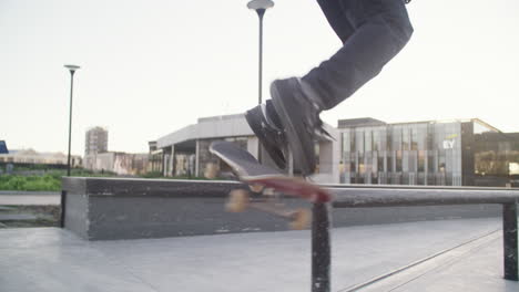 Un-Joven-Patinando-En-Un-Skatepark