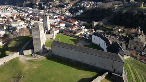 Bellinzona-Schweiz-Schloss-Pullback-Flug,-Um-Die-Ruinen-Und-Das-Dorf-Zu-Zeigen