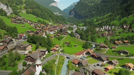 Vista-Aérea-Del-Valle-De-Lauterbrunnen-Y-La-Iglesia-De-Kirche,-Suiza