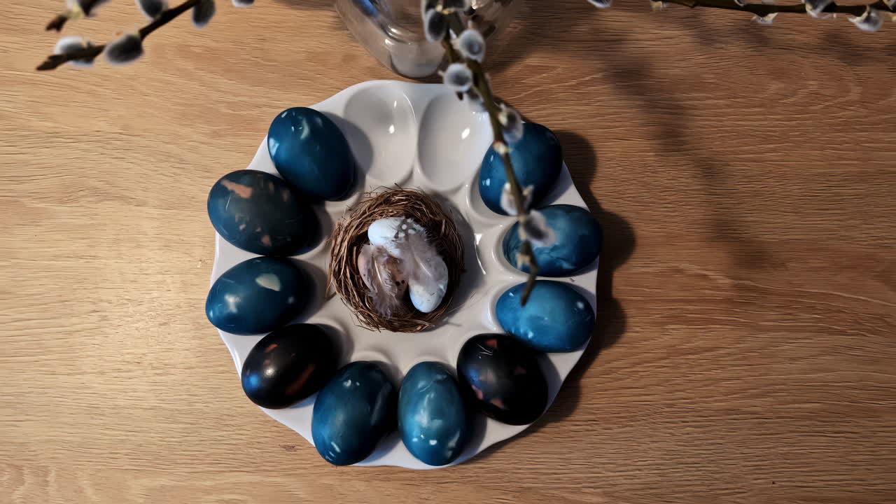 정교 한 표시 로 장식 된 푸른색 부활절 달 들, 순수 한 색 배경 에 맞춰 질 바구니 에 혀 있다