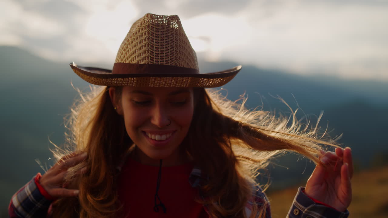 alegre coqueteo turístico afuera en el retrato del atardecer. mujer feliz viajando en las montañas