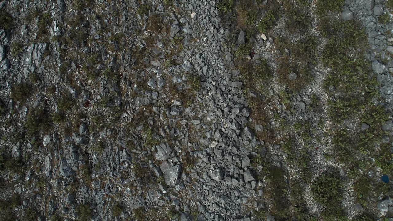 tierra estéril y rocosa donde no crecen árboles, sin vida, peligrosa y desolada, evocando una sensación de desolación