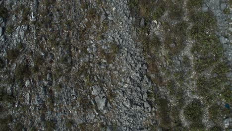 tierra estéril y rocosa donde no crecen árboles, sin vida, peligrosa y desolada, evocando una sensación de desolación