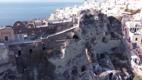 Toma-Aérea-Cinematográfica-Del-Famoso-Castillo-De-Oia-En-Santorini-Al-Amanecer-En-Grecia