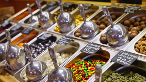 exhibición de alimentos a granel en una tienda de comestibles