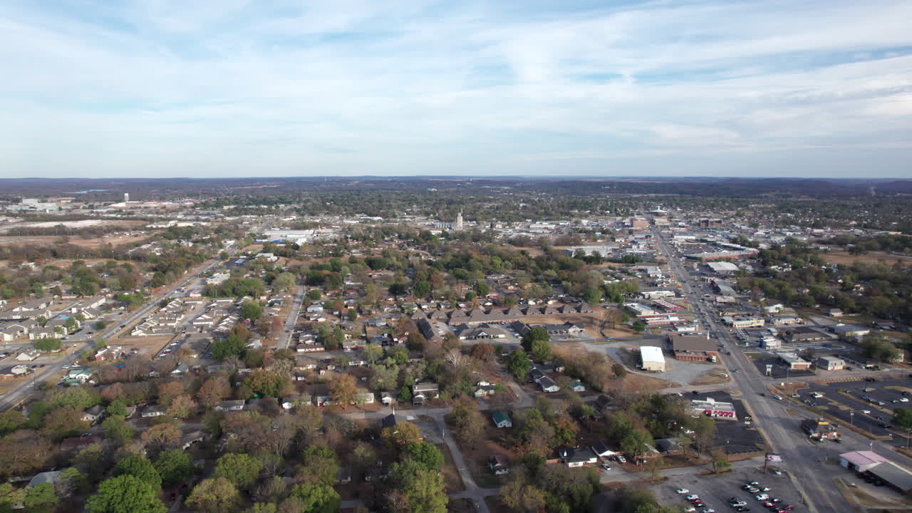 Pohled shora na Claremore, Oklahoma. Malé město v USA podél Route 66.