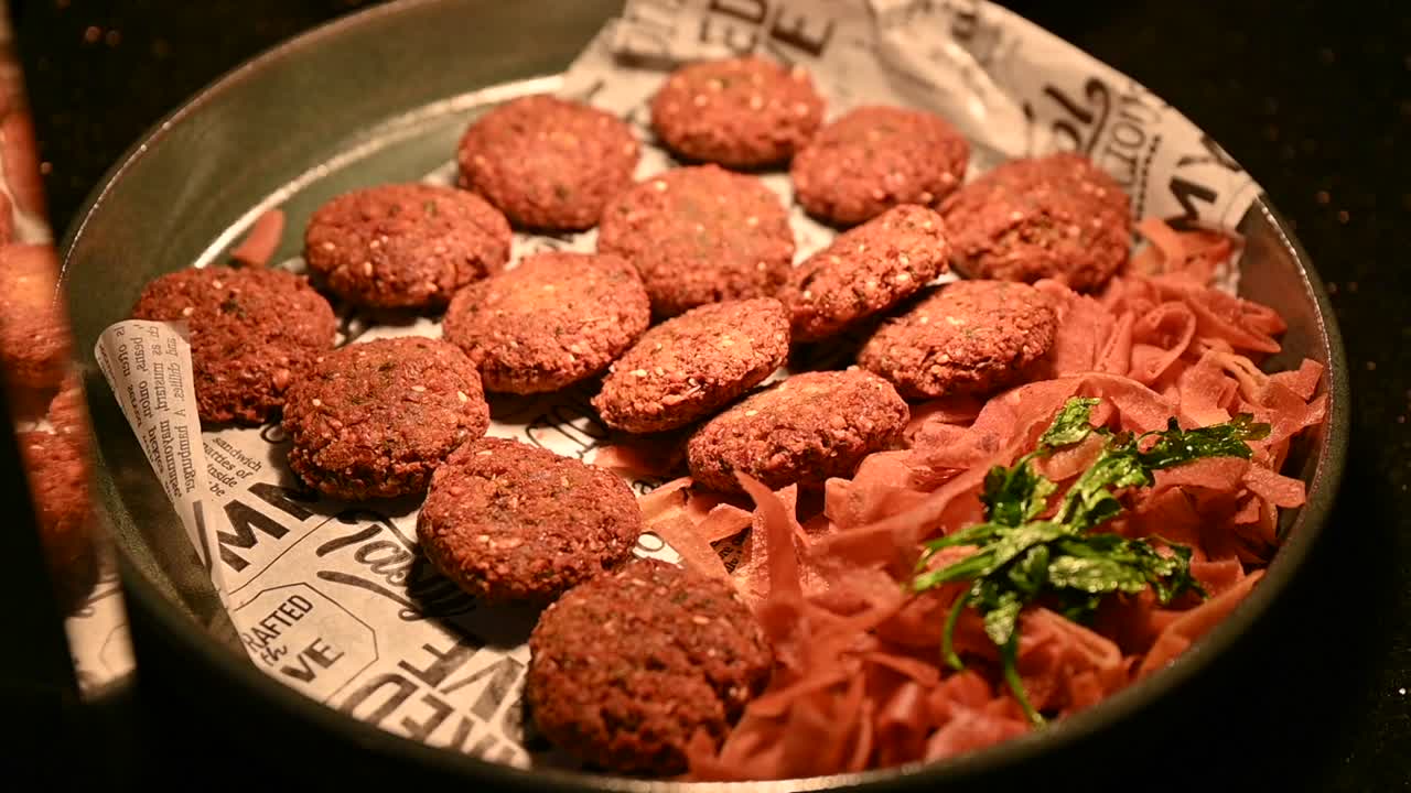 plato de falafel de garbanzo fresco, bocadillos vegetarianos tradicionales árabes