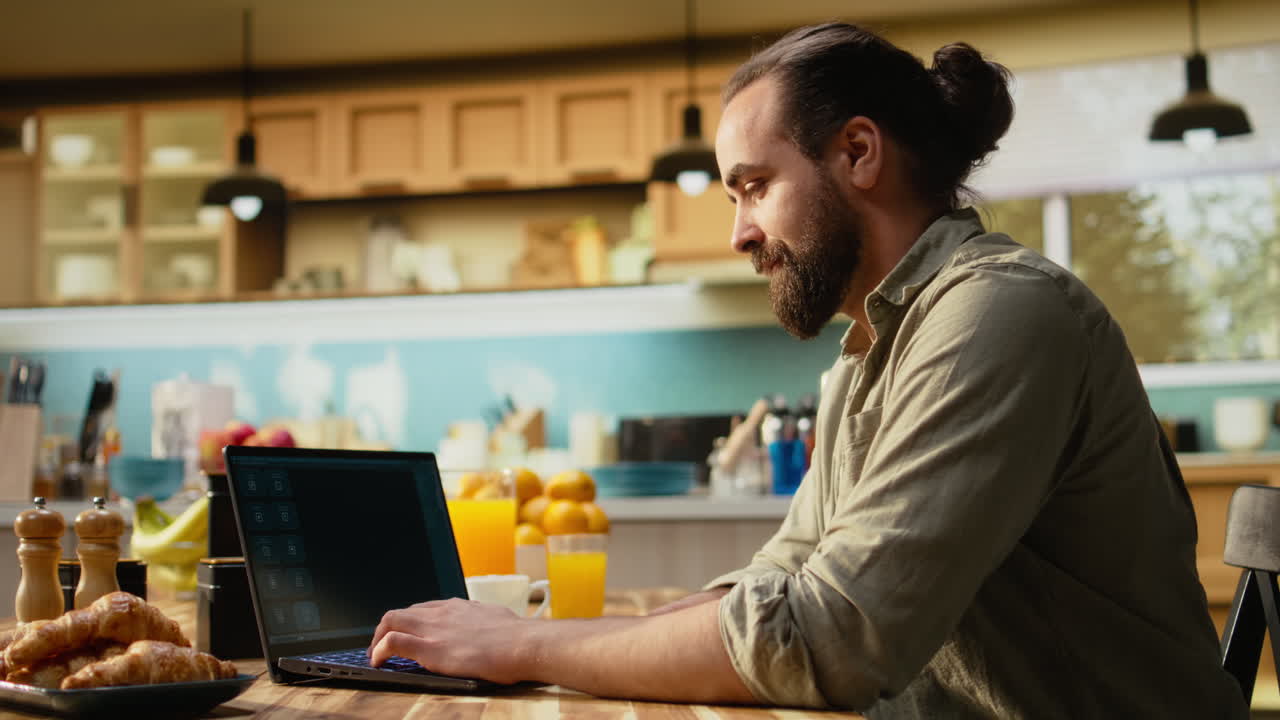 En person, der arbejder med en AI-drevet applikation på en bærbar computer derhjemme