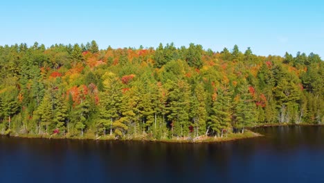 Vuelo-Aéreo-Hacia-El-Follaje-De-Otoño-Que-Se-Aproxima-Junto-Al-Lago,-Cerca-De-Montreal,-Canadá