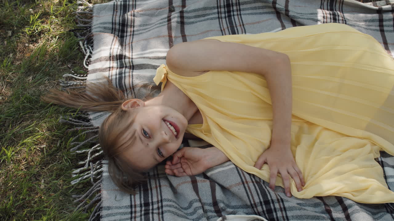 공원에서 즐거운 소녀