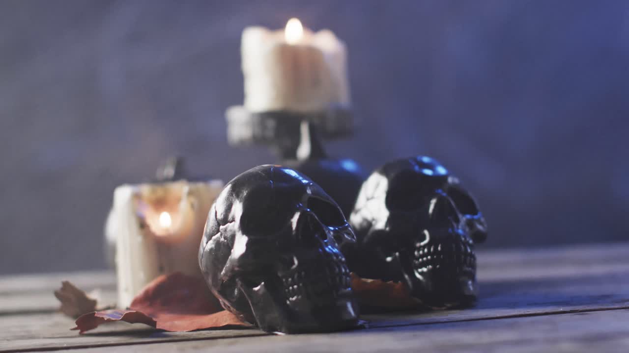 video de calaveras de halloween, velas y humo con espacio de copia en fondo púrpura