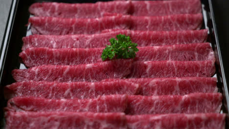 Frisches-Rindfleisch,-Roh-Geschnitten-Mit-Marmorierter-Textur,-Serviert-Für-Sukiyaki-Und-Shabu-Oder-Yakiniku