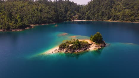 Antena:-Hermosa-Isla-En-Agua-Azul,-Lagunas-De-Montebello-Mexico,-Paisaje-4k