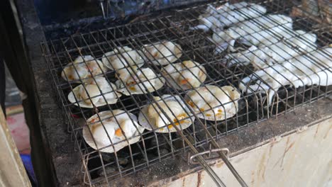 Meeresfrüchte-Jakobsmuschel-Tintenfisch-Auf-Heißer-Kohle-Gegrillt-Kochen