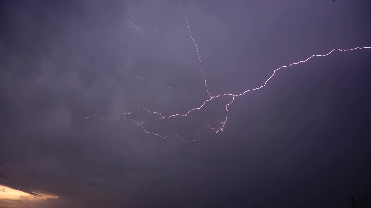 Temporale e fulmini tra le nuvole