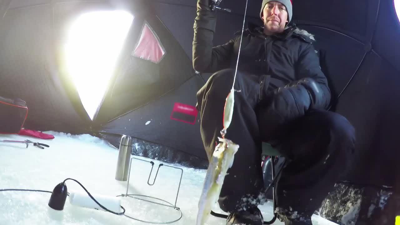 pescador de hielo pescando en una tienda