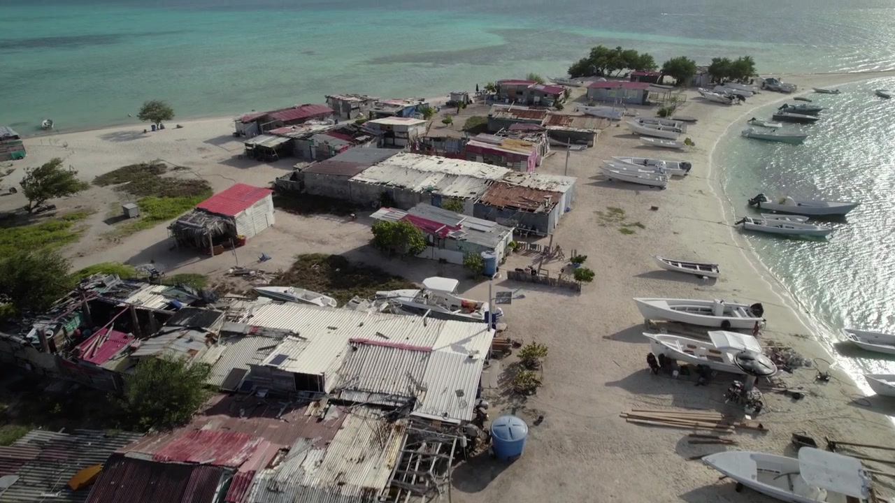 Vista Aerea di Barche da Pesca su Spiaggia di Isola Tropicale