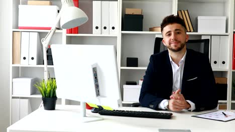 joven empresario haciendo un gesto de acuerdo y mirando a la cámara