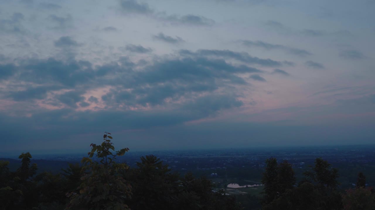 아침에 따라오는 vdo 타임  구름과 언덕에서 아름답게 뜨는 태양.