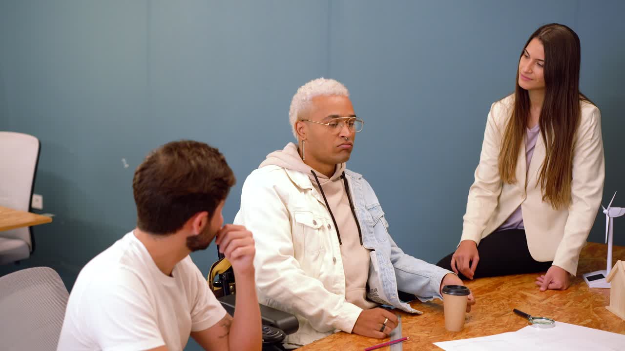 felices y diversos compañeros de trabajo se reúnen en la sala de juntas