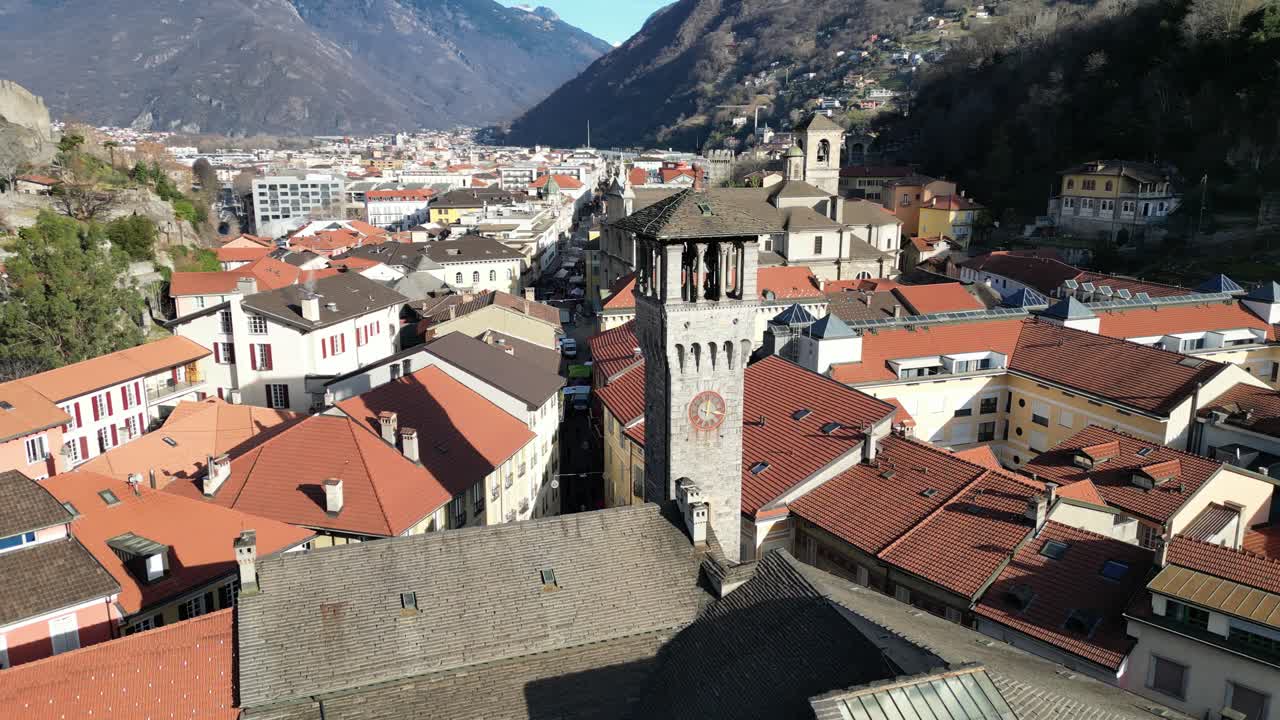 Bellinzona Svizzera, vista rotante del campanile della chiesa del villaggio
