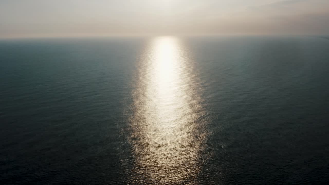 과테말라의 일출에 몬테리코 해변에서 햇빛이 반사되는 반짝이는 물