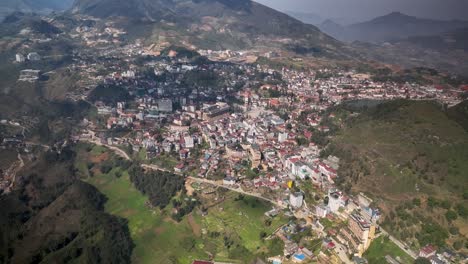pintoresca ciudad en medio de las verdes colinas de la región noroeste de vietnam
