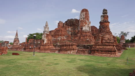 Ruins-of-Wat-Mahathat-Temple-in-Ayutthaya,-Thailand