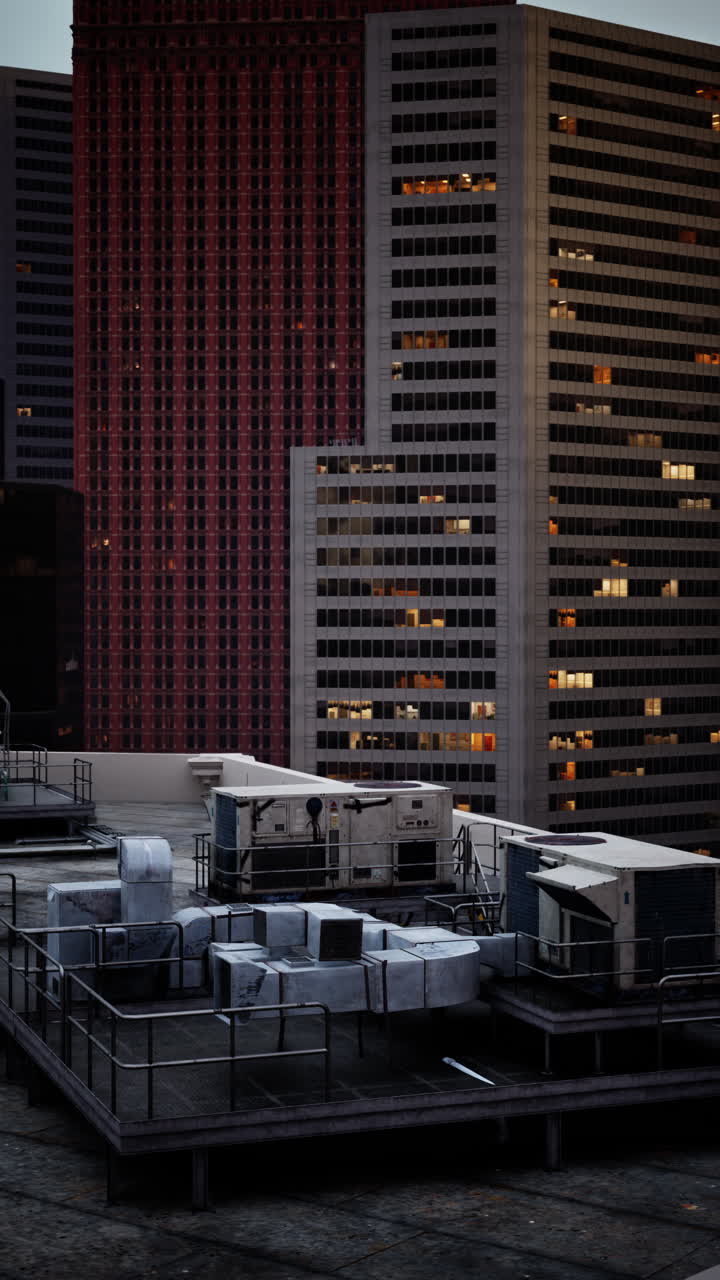 지붕에 ac 유이 있는 황혼의 도시 풍경