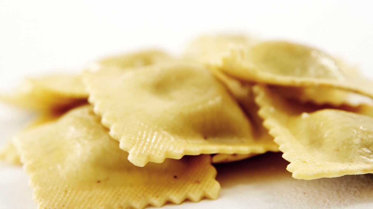 primer plano de una pila de pasta de ravioli casera