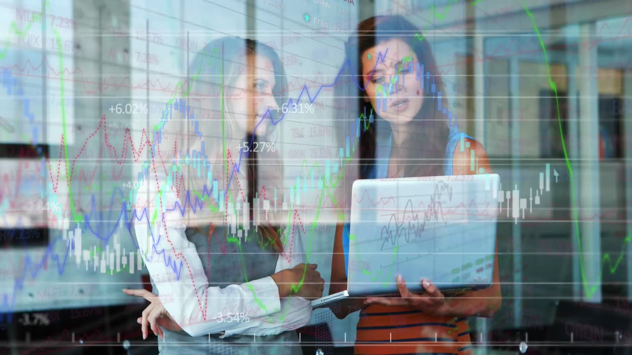 Animación del procesamiento de datos financieros sobre diversos profesionales en la oficina