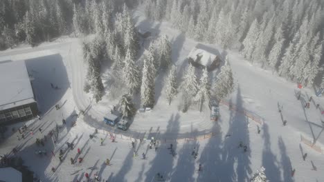 Toma-De-Drone-De-Un-Montrago-Conduciendo-En-La-Nieve-En-Pec-Pod-Snezkou,-República-Checa