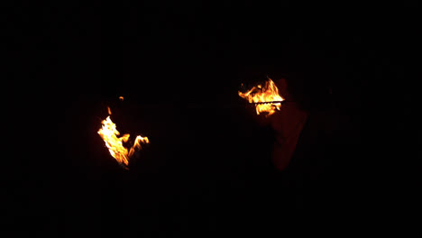 Feuertänzer-Spinnt-Feuer-Im-Dunkeln