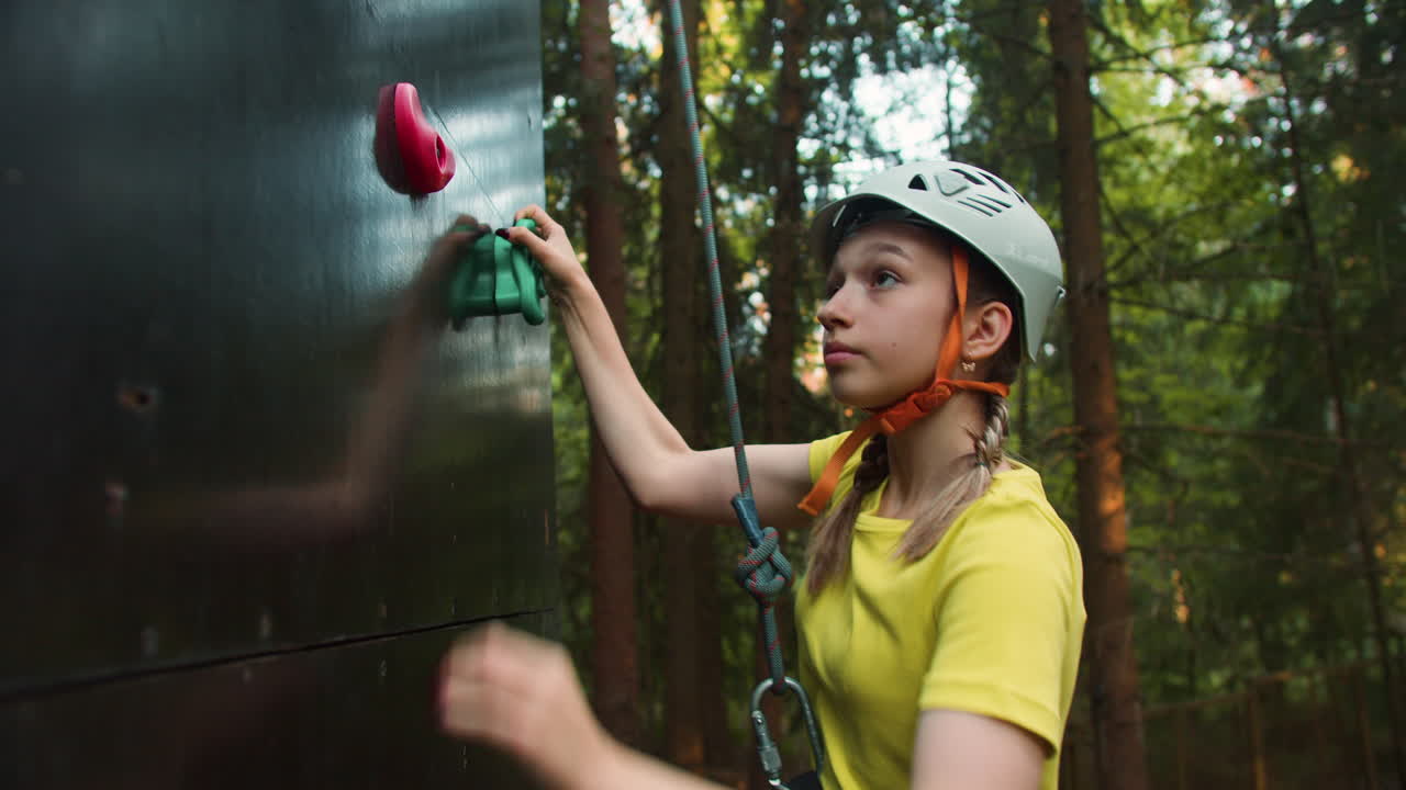 chica en una pared de escalada