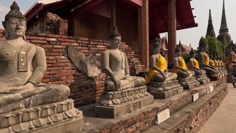 una exhibición serena de estatuas de buda en ruinas