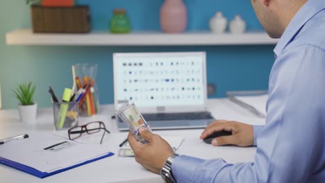 hombre de comercio electrónico tomando notas siguiendo nuevos productos en línea.