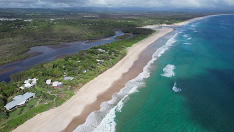 Vista-Aérea-Sobre-La-Playa-De-Pertenencia-Y-El-Arroyo-De-Pertenencia,-Byron-Bay-En-Nsw,-Australia---Disparo-De-Drone