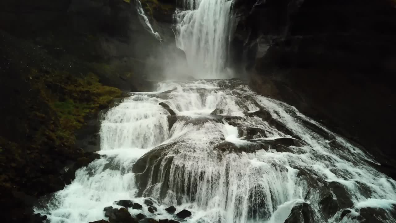vista aérea panorámica del agua que fluye por la cascada de ófærufoss, en las tierras altas de islandia