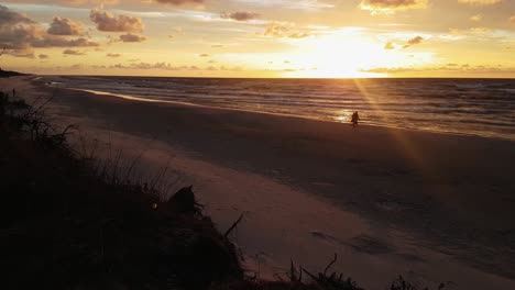 Puesta-De-Sol-En-La-Playa-De-Lubiatowo,-Mar-Báltico,-Polonia